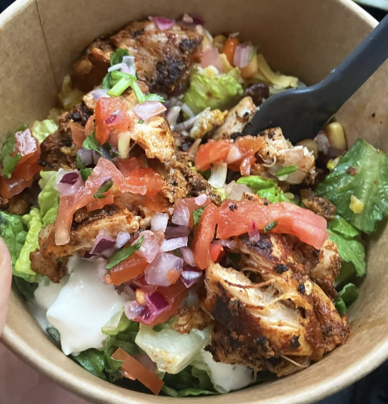 Bowl med kylling, pico de gallo og guacamole