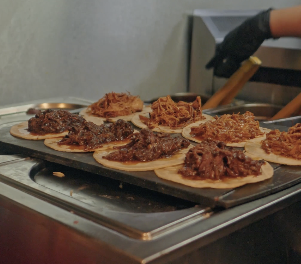 Friske tacos på grillen i Taco Pop-køkkenet